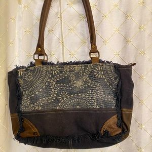 Myra purse in navy blue tones.